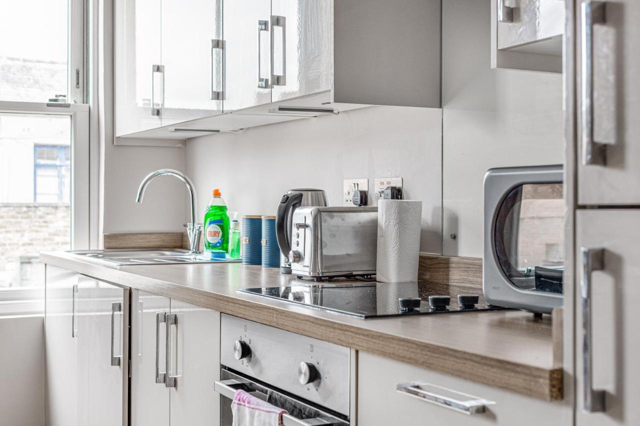 Contemporary 2 Bedroom Apt, Town Centre By Tent Serviced Apartments Chertsey Exterior photo