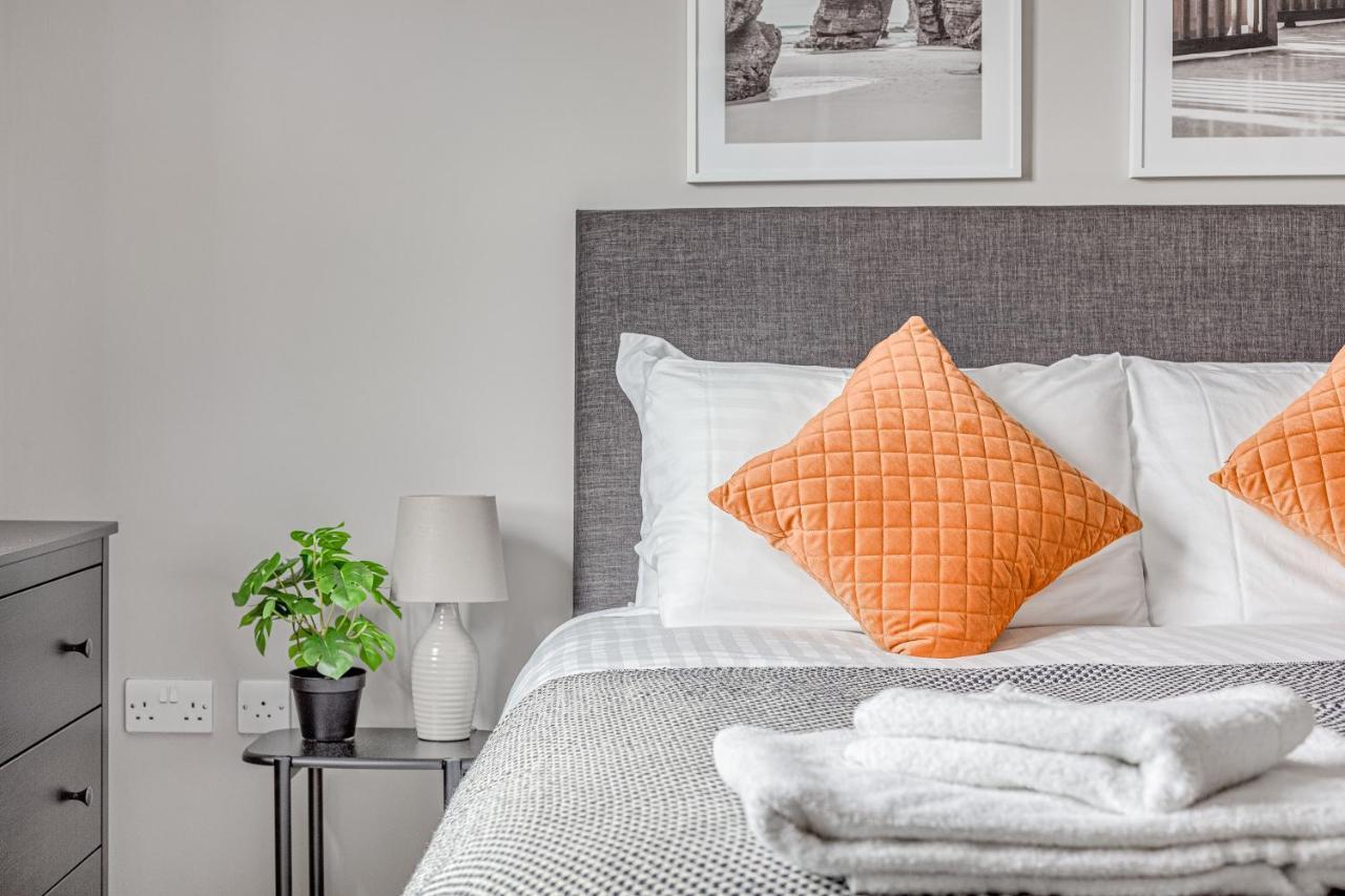 Contemporary 2 Bedroom Apt, Town Centre By Tent Serviced Apartments Chertsey Exterior photo