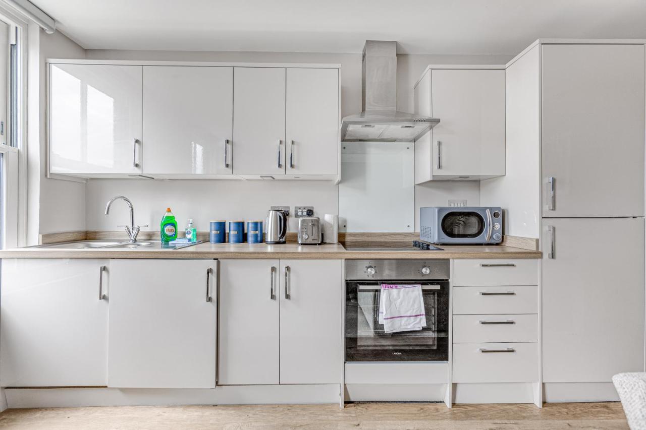 Contemporary 2 Bedroom Apt, Town Centre By Tent Serviced Apartments Chertsey Exterior photo