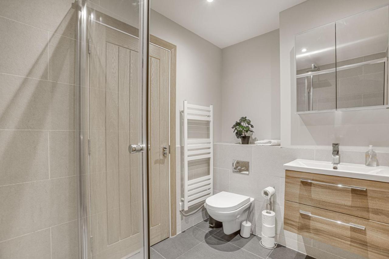 Contemporary 2 Bedroom Apt, Town Centre By Tent Serviced Apartments Chertsey Exterior photo